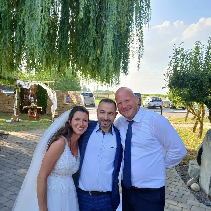 Salva Ditta mit einem Brautpaar bei einer Hochzeit im Freien unter einer Trauerweide