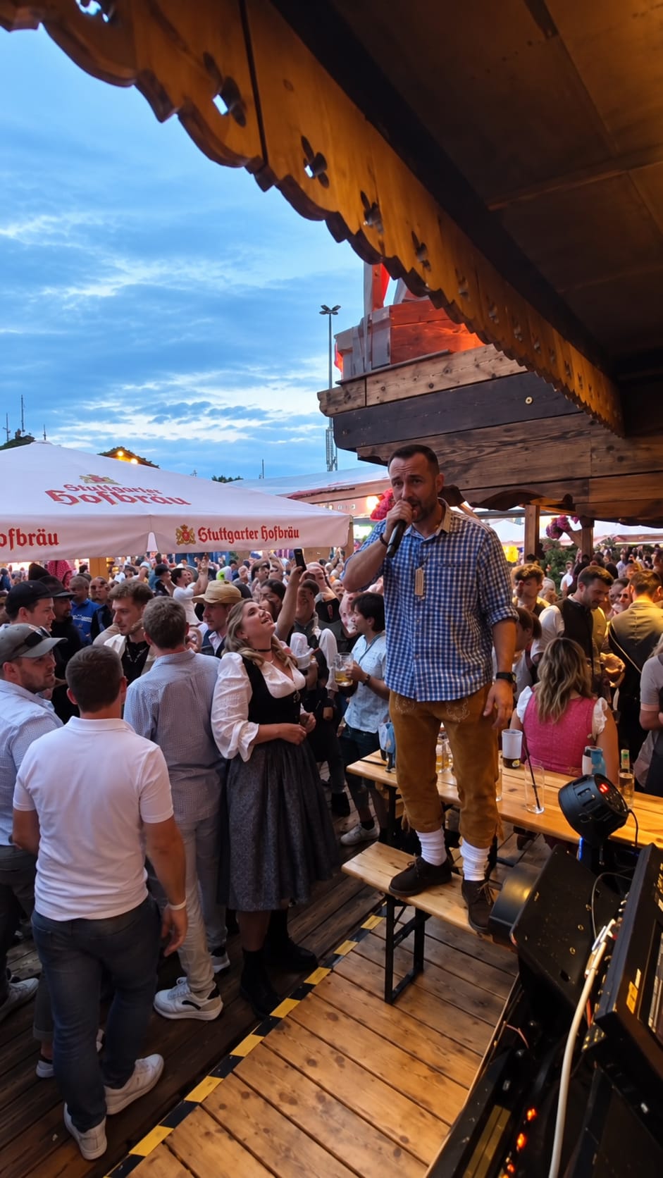 Salva Ditta singt auf einer Bierbank im Festzelt vor vielen Gästen
